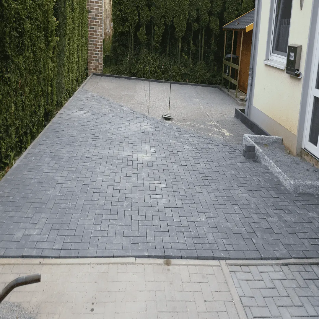 Neu gepflasterte Hof- und Terrassenfläche mit grauem Betonsteinpflaster